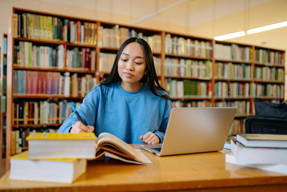 student studying-4e261f1a12384fc68cbe65772356453a.jpg student studying